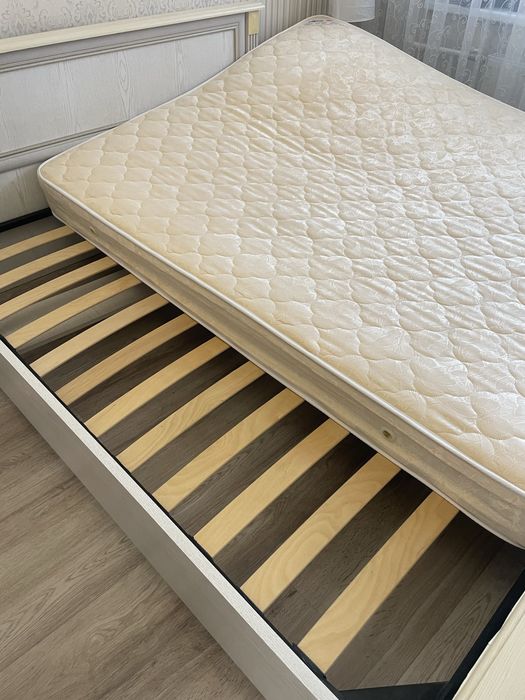 Двуспальная кровать