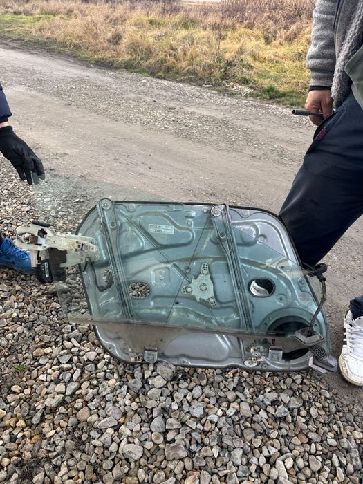Vând,broasca dreapta fatahyundai i30 2008,geam,macara,motor geam boxsă