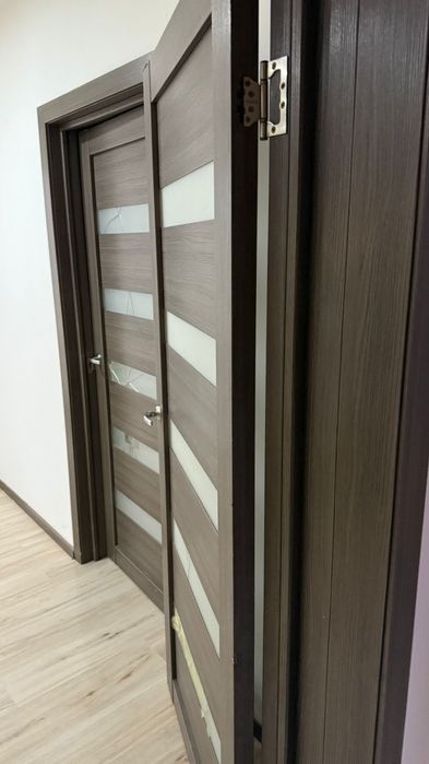 Продается двери коричнево цвета