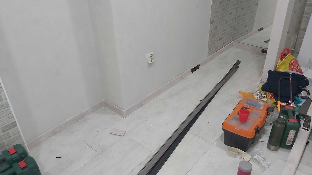 Поставяне на ламинат, сглобяване на мебели.