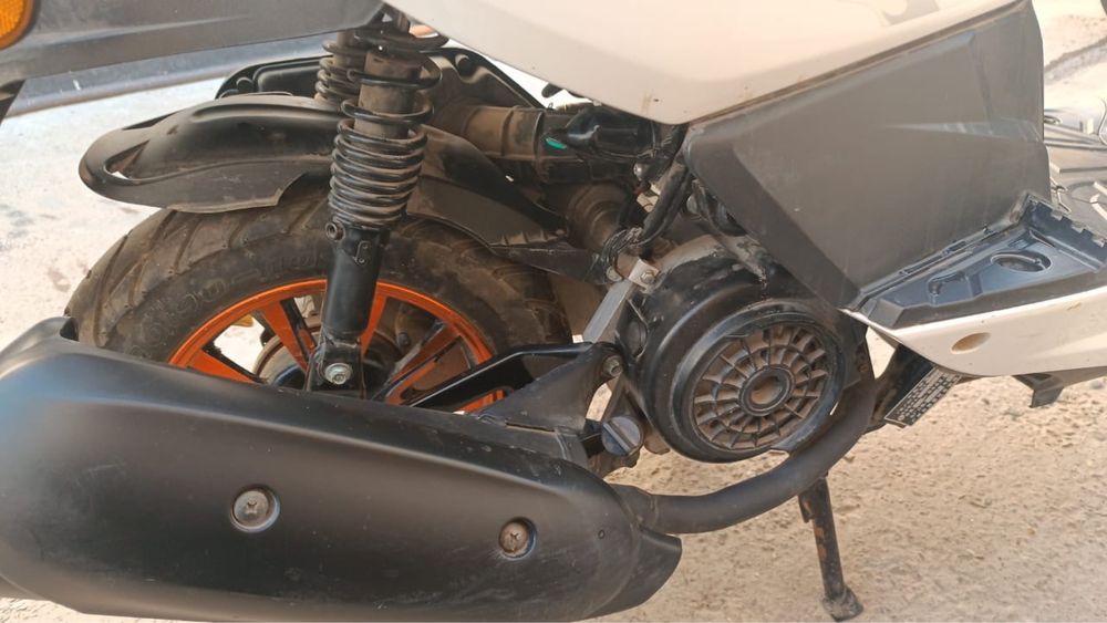 Продам скутер на бензине