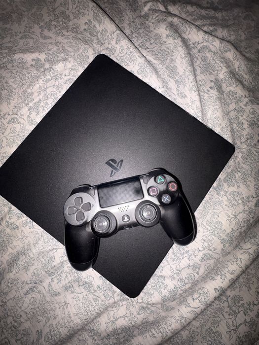 Продам б/у Ps4 (плейстейшен 4)