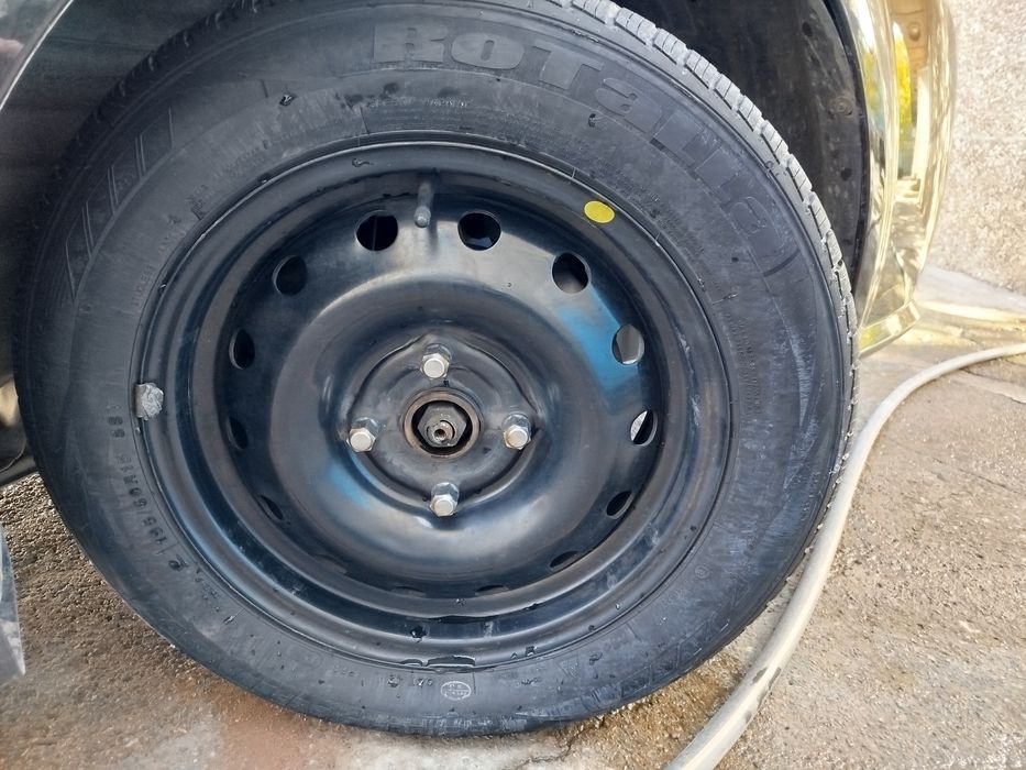 Диска с шинами продается ещё новый.диски в отличном состояние