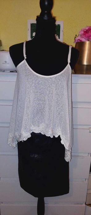 Top asimetric Bershka in colturi TRANSPORT GRATUIT