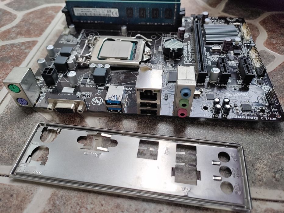 I7 4790+ gigabyte GA-H81M-S1 + 16gb ram