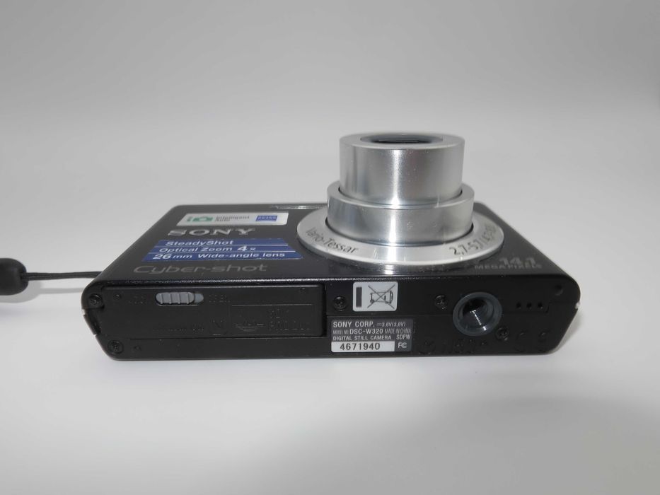 Sony Cyber-shot DSC W320 ултра компактен цифорв фотоапарат черен цвят, супер тънка дигитална камера, отлично състояние, пълен комплект, работи отлично