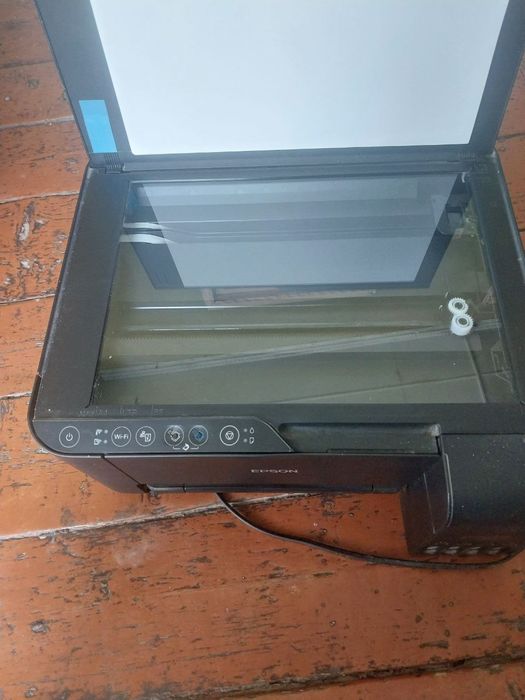 Printer sotiladi rangli yangi  narhi 300$ kelishadigon joyi bor