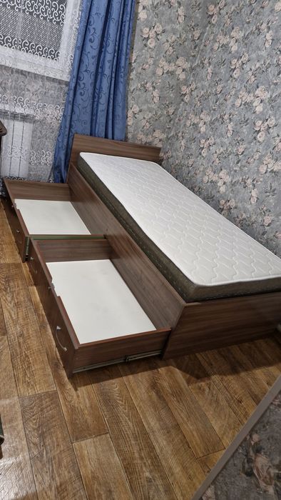 Шкаф и кровать с матрацем.