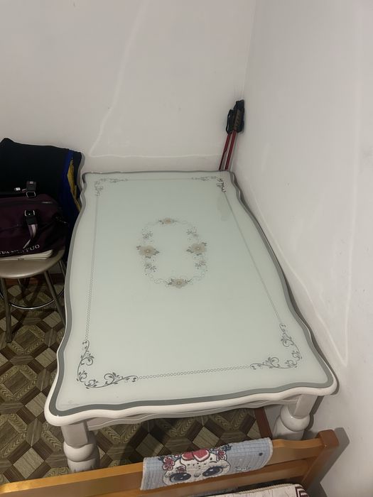 Су жана стол құр орында тұрады