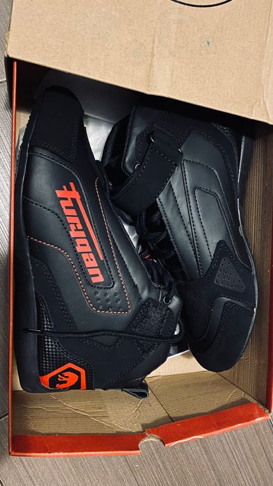 Adidași pentru motocicletă
