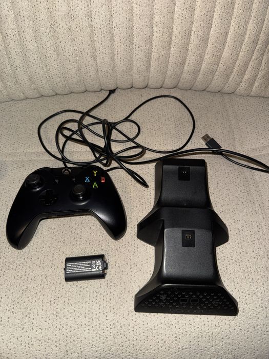Xbox one x 1 Tb + o manetă si stație de incărcare cu baterie
