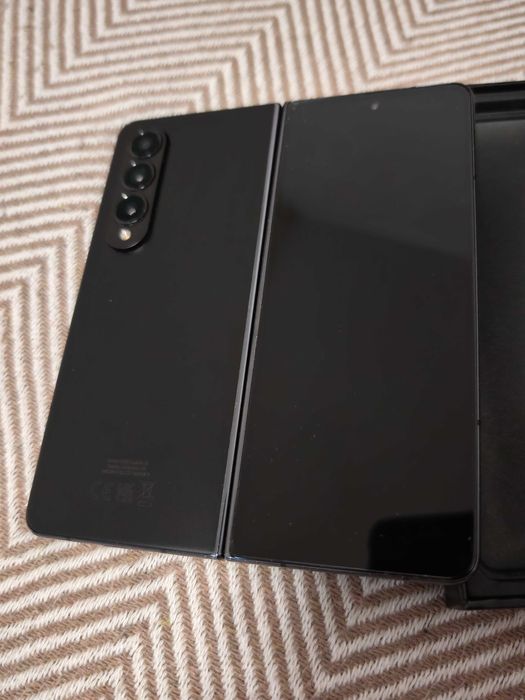 Продавам Samsung Galaxy Z Fold 4 перфектен с 6 месеца гаранция