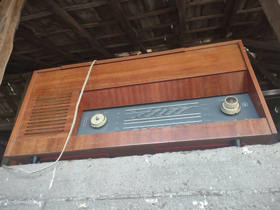 Ретро радио с грамофон работещт и много запазен