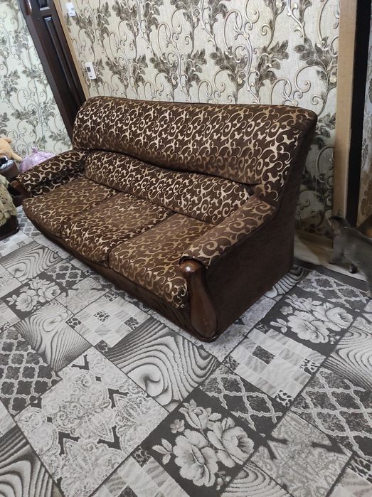 Продается диван и 2 кресла.В отличном состоянии