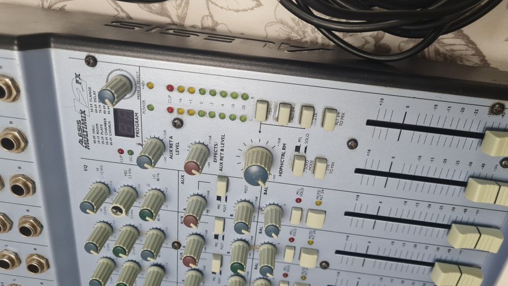 Mixer Alesis cu efecte voci