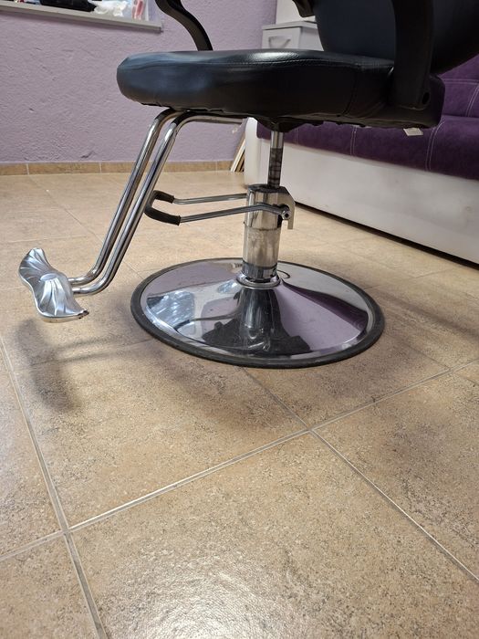 Продавам професионален фризьорски стол
