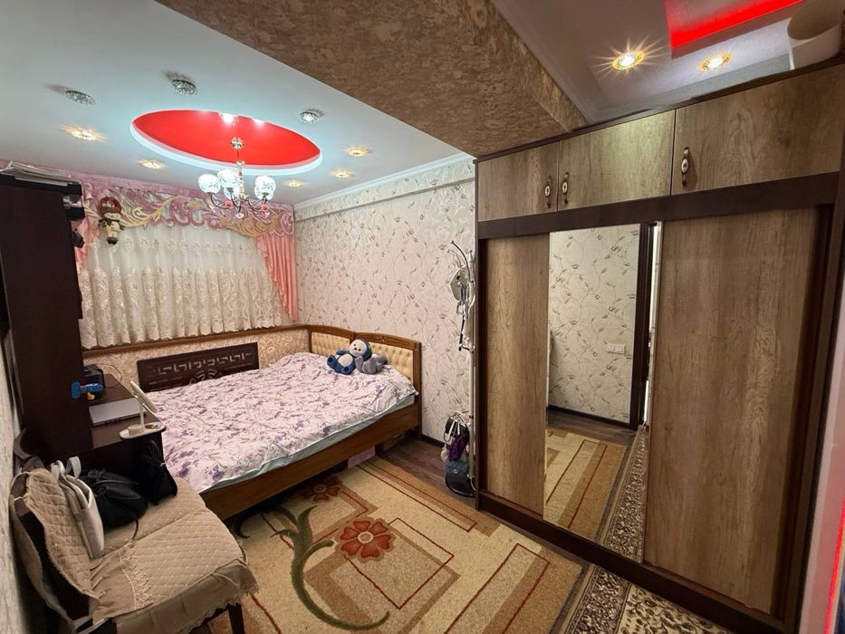 3х комнатная квартира напротив Паркентского рынка. Первый этаж с подва