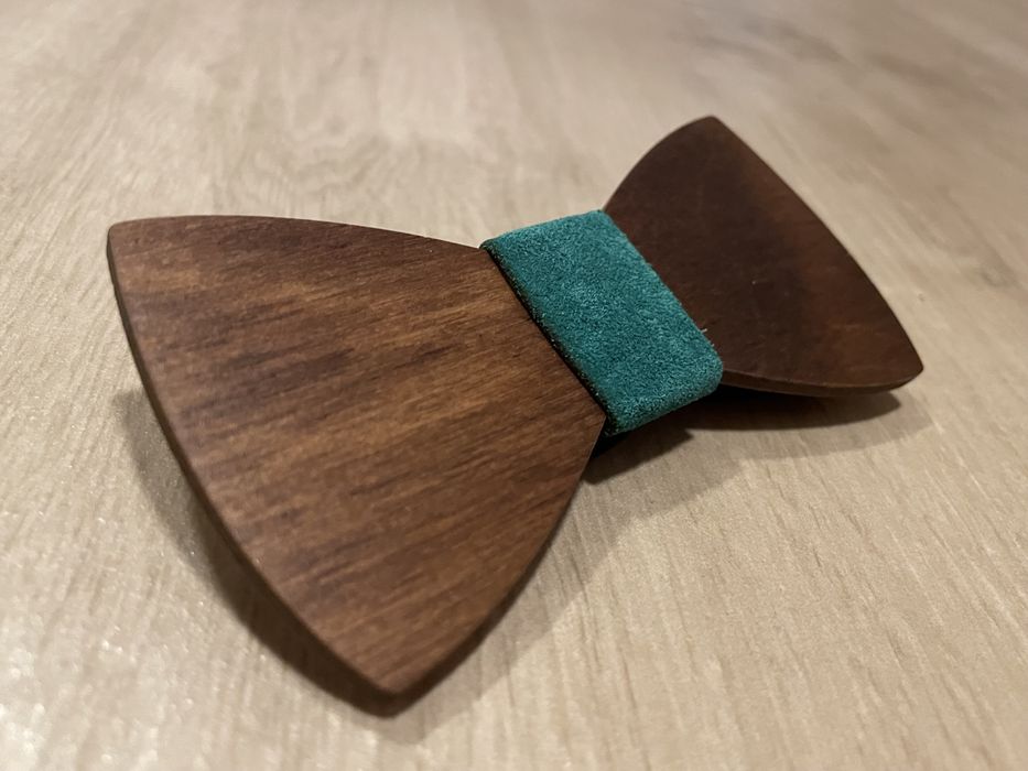 Папийонки от дърво с кожен детайл