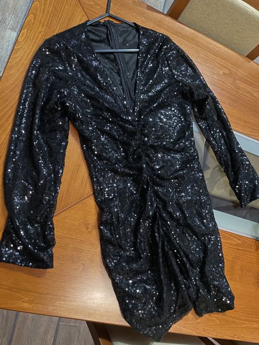 Елегантна рокля с пайети