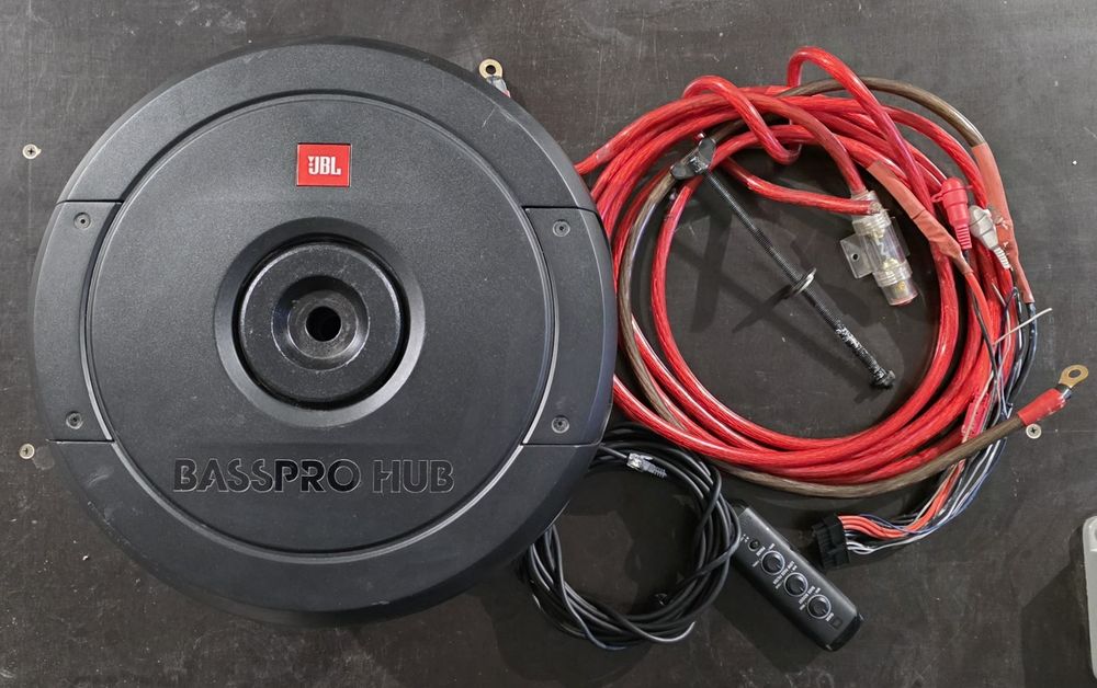 Vând subwoofer auto  JBL BassPro Hub