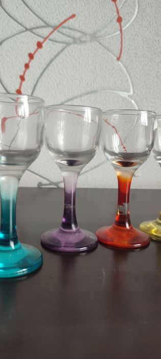 Продам рюмки с разноцветными ножками