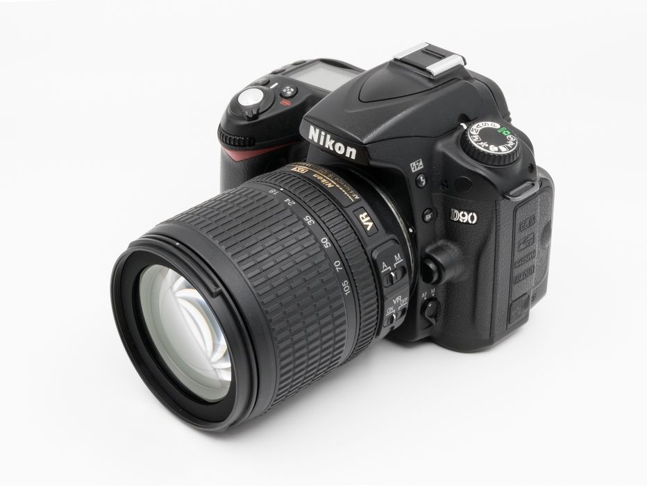 NIKON D90 + 18-105