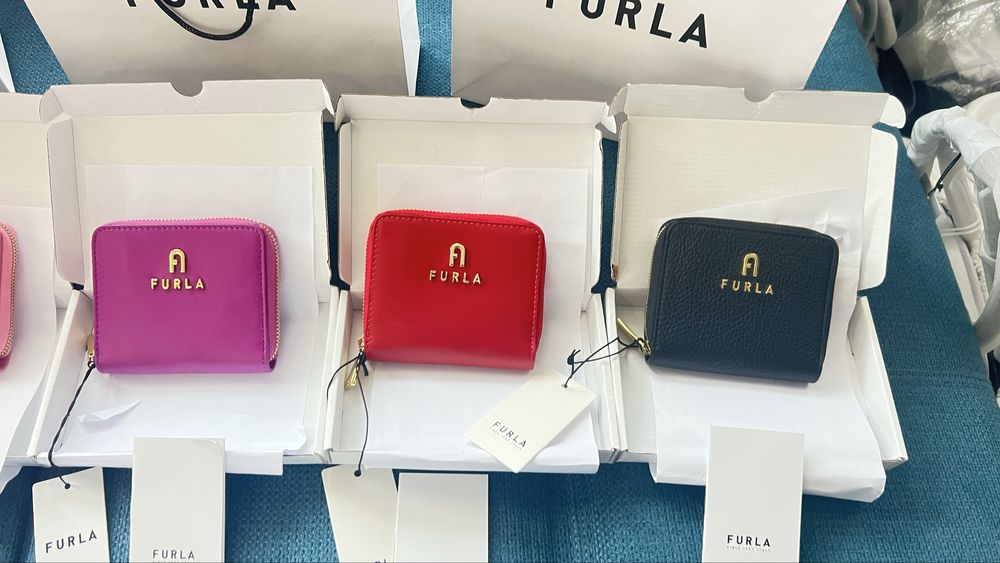 Furla Camelia в  няколко цвята и в два модела. Нови модели. С етикети care instuctions, подаръчен плик FURLA.Модел с цип и модел с капак.100% оригинал