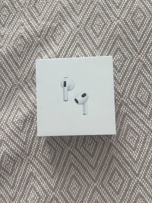 Casti Airpods generatia 3