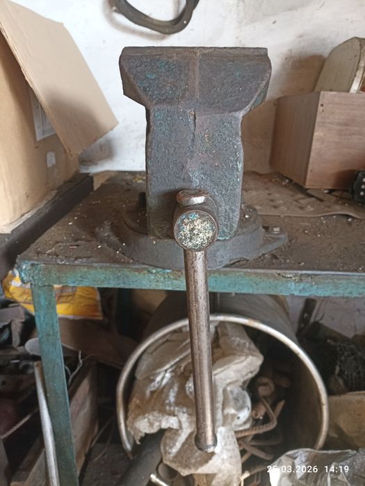 Продам тиски вместе с верстаком