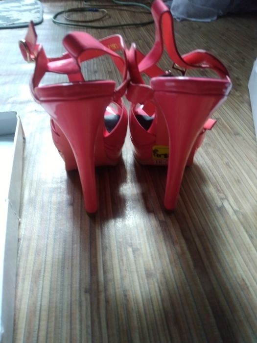 Продаю новые босоножки