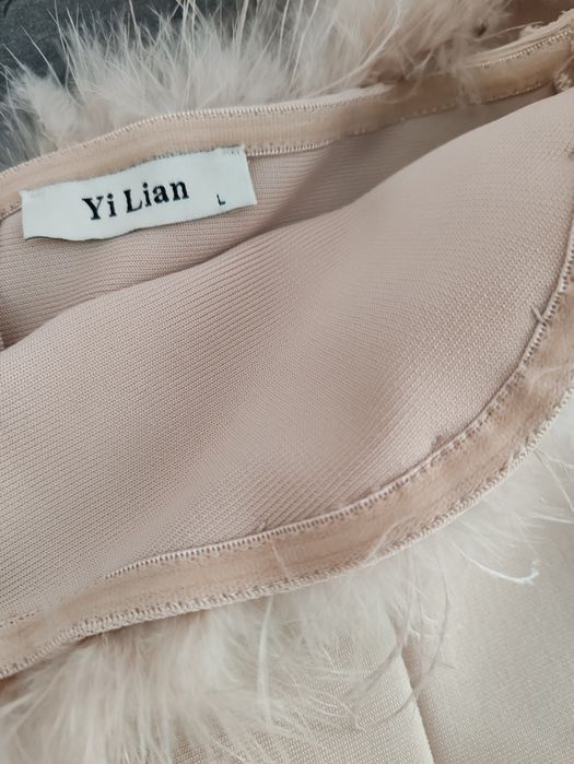 Прекрасна рокля с пера от щраус