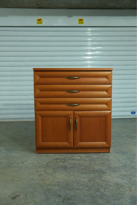 Шкаф и закачалка