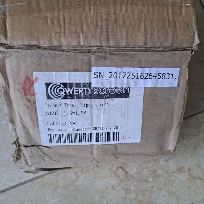 Ecran de proiecție-videoproiector cu trepied diagonala 2,25 m.