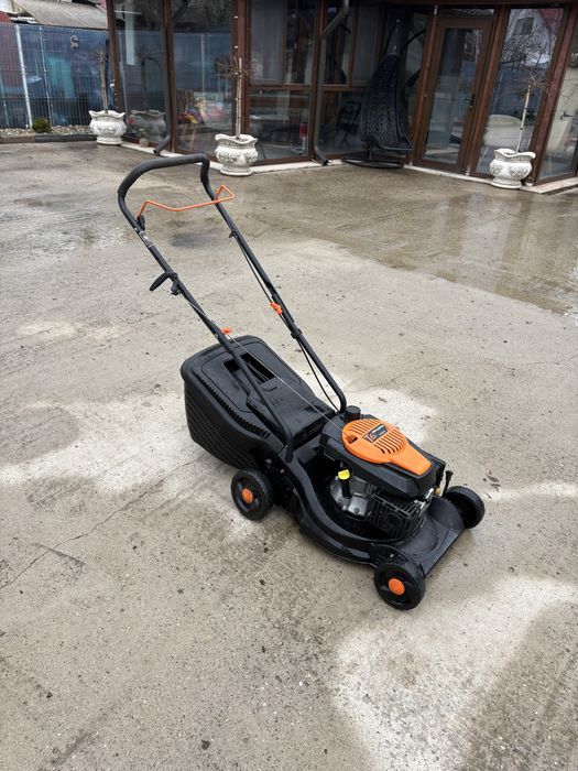Masina de tuns iarba pe benzina