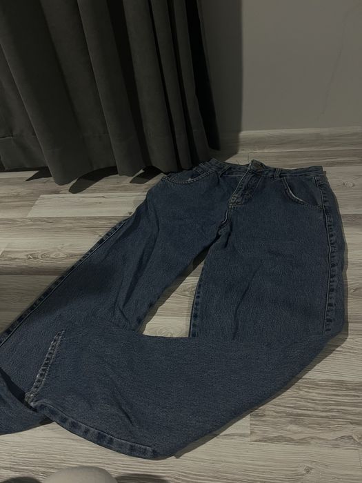 Сини дънки.