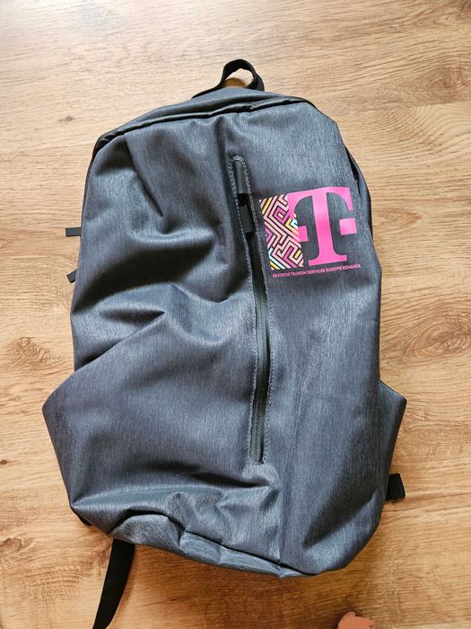 Rucsac laptop nou , impermeabil , cablu usb