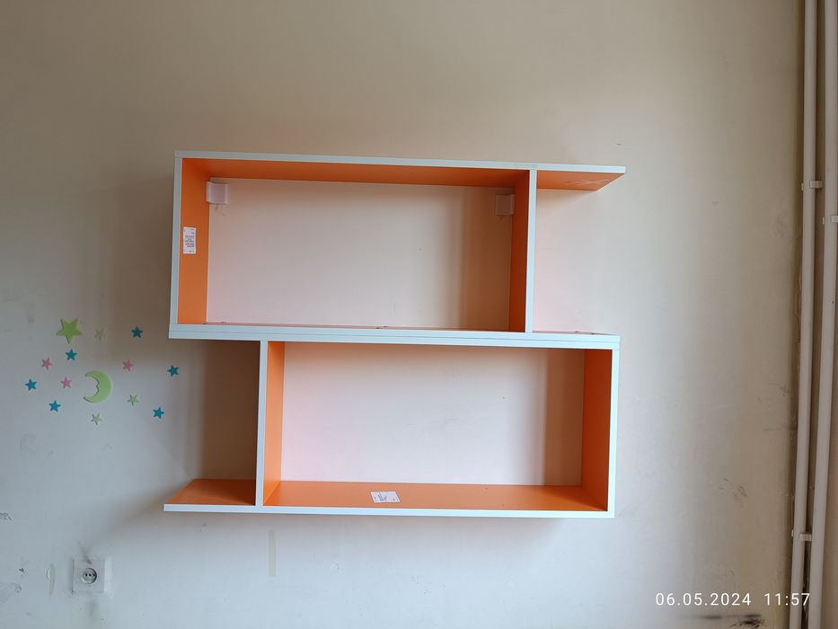 Настенные полки для книг и сувениров