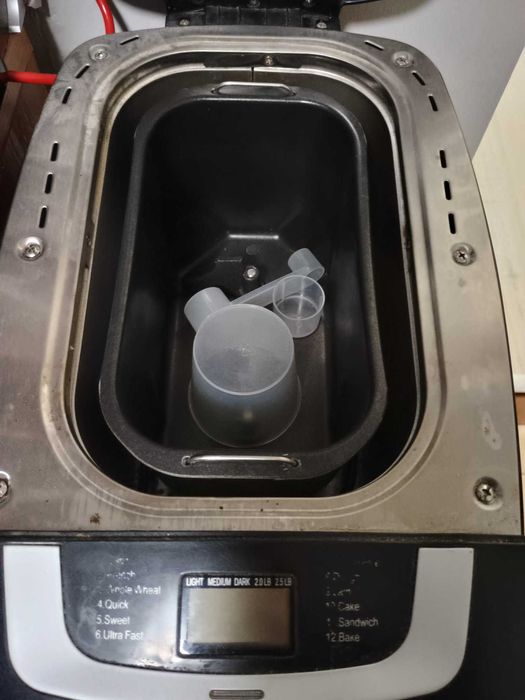 Хлебопекарна с две бъркалки Finlux FBM-1480, 800W, 1250 гр,12 програми