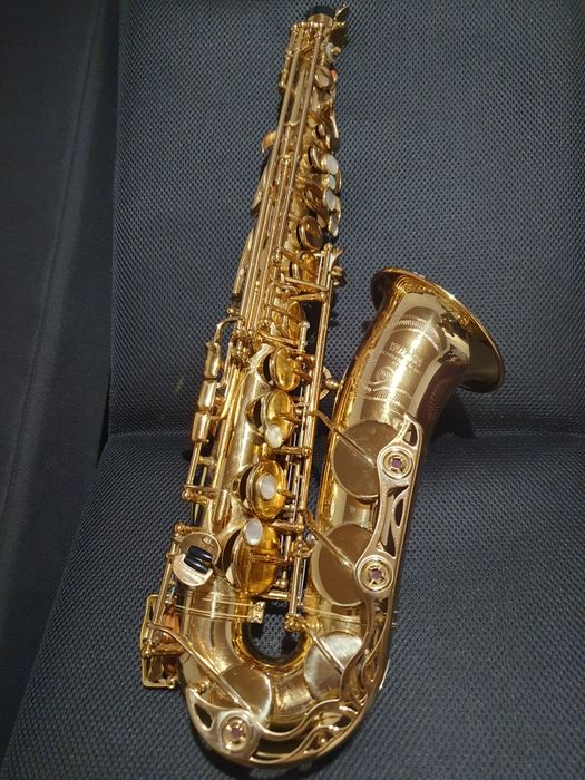 Vând saxofon alto  yamaha yas 62 în stare impecabila  .