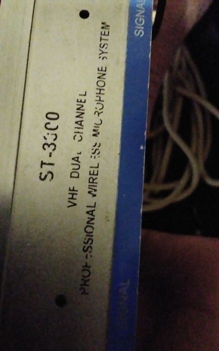 Радиомикрофон , адаптер,шнуры, кофр.