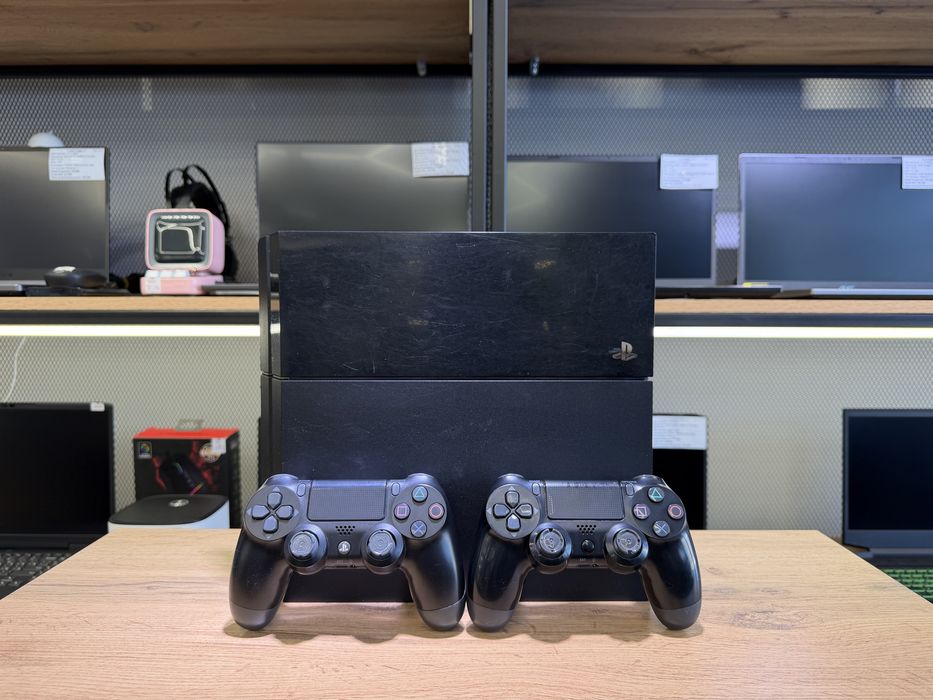 Sony PS 4 Fat, 500 GB, 2 джойстика, версия 12.52, есть игры, 1597/A10