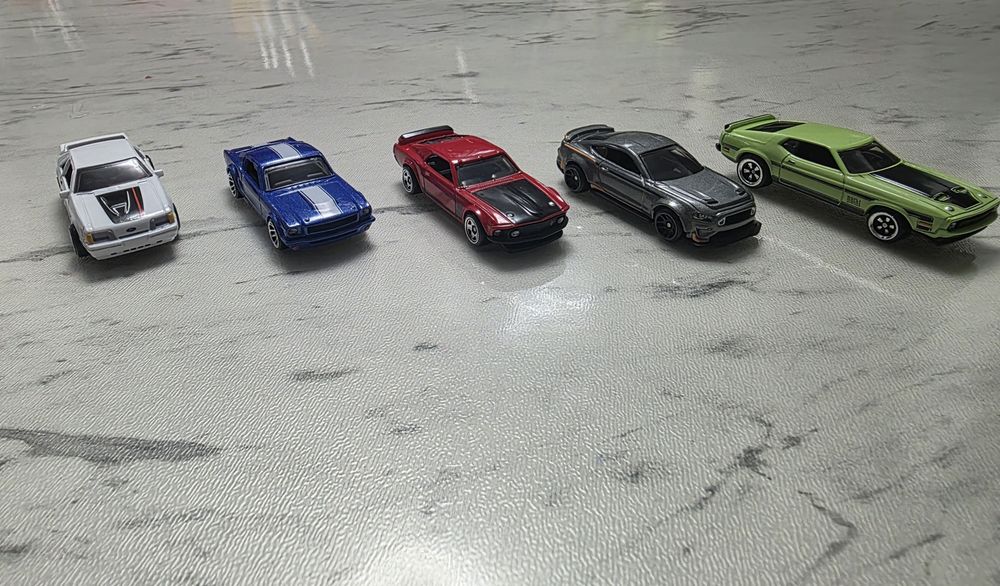 Masinute hot wheels colecție Ford Mustang 50 years.