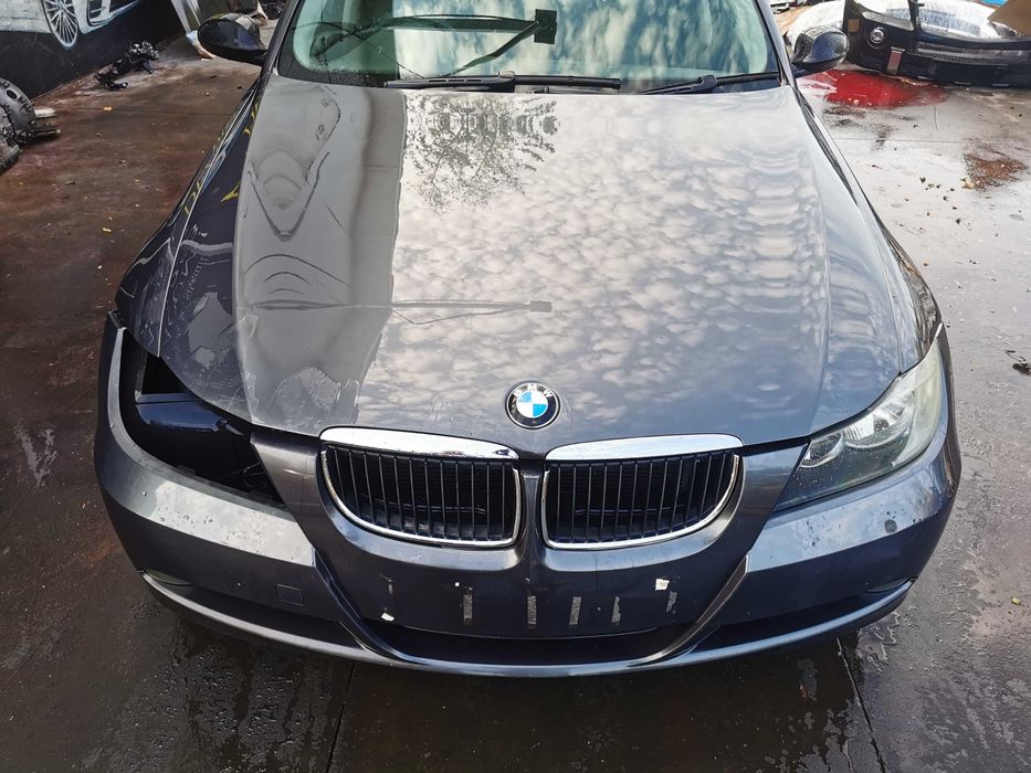 dezmembrez BMW e90 NFL 320d/faruri e90/bara spate e90/capota e90