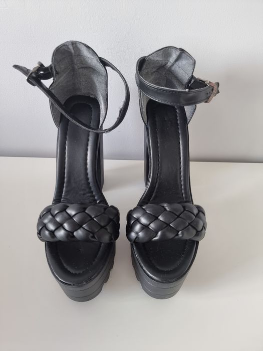 Дамски обувки с дебел ток