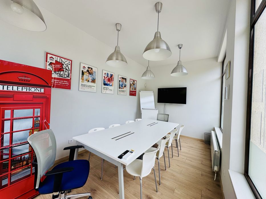 Продаваме стилна и функционална конферентна маса за 10–12 души