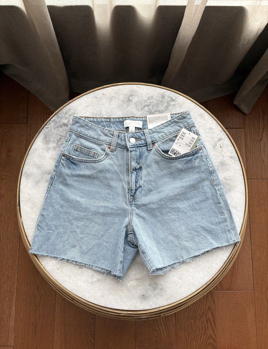 Нови къси дънкови панталони на H&M и бели къси панталони на Zara