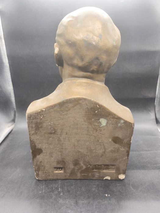 Гипсовый бюст Ленина