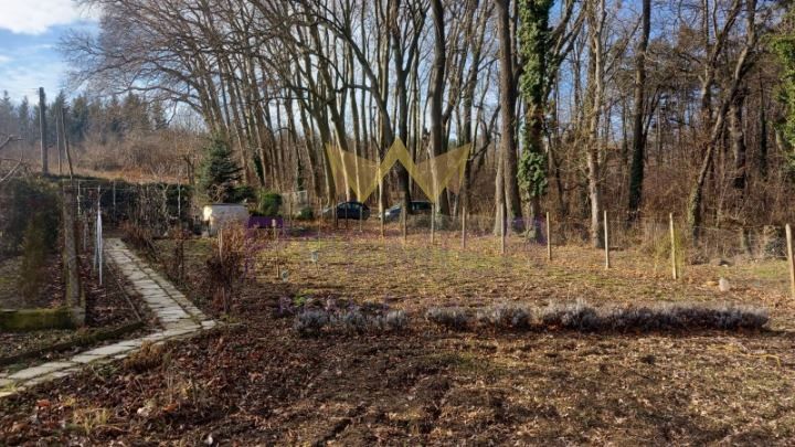 Парцел в Варна-м-т Боровец - север с ток и вода