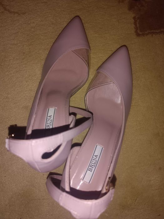 Ayollar oyoq kiyimi.