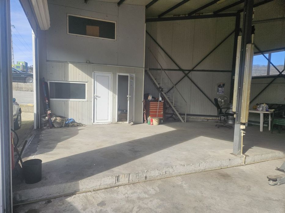 Автосервиз  оборудван / 3 клетки